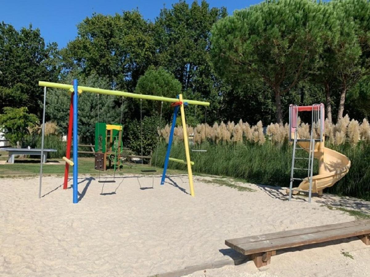 فندق فيندايز - مونتاليفتفي  Camping La Chesnays المظهر الخارجي الصورة