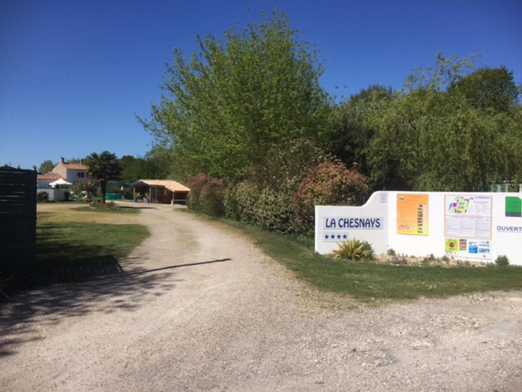 فندق فيندايز - مونتاليفتفي  Camping La Chesnays المظهر الخارجي الصورة