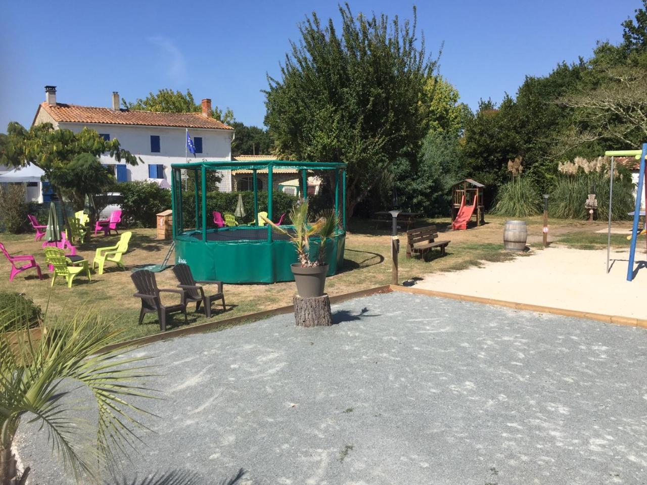 فندق فيندايز - مونتاليفتفي  Camping La Chesnays المظهر الخارجي الصورة